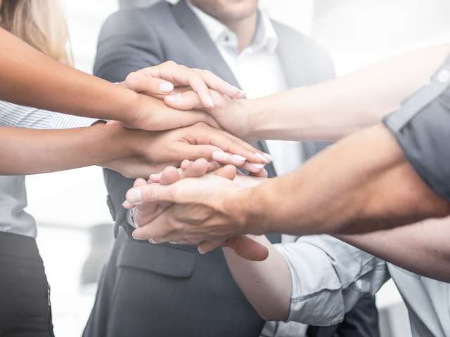 הדו"ח מציג את פעילותה של קבוצת בזק במגוון תחומי האחריות התאגידית, מדגיש מהלכים ייחודיים לנו בתחום זה ומשמש כאמצעי לשיפור מתמיד. זאת זכות גדולה להיות חברת התקשורת הלאומית של ישראל, וברור לנו שלצד זכות זו יש לנו גם חובה כלפי הסביבה שבה אנו פועלים 