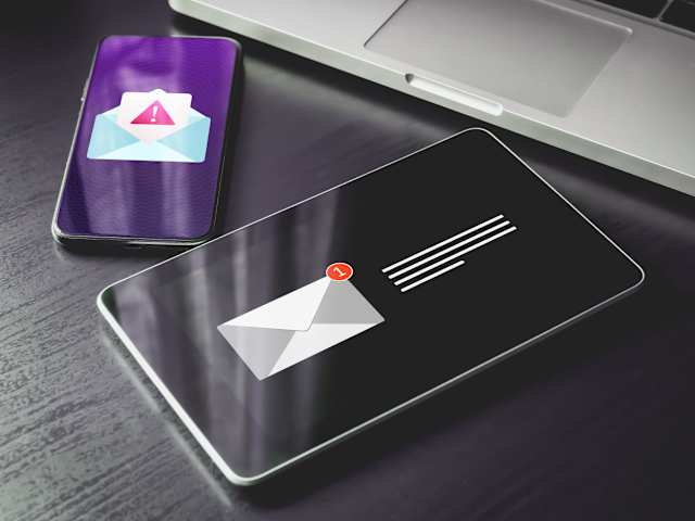 "ניסיונות הגניבה האלו משתמשים ההאקרים במגוון טכניקות.  לדוגמה, הם יכולים לשלוח מייל עם לינק לקובץ נגוע. זו יכולה להיות כתבה מעניינת שגם מתאימה לתחומי העניין שלכם, או אפילו מייל מכתובת מוכרת של קולגה או חבר" 