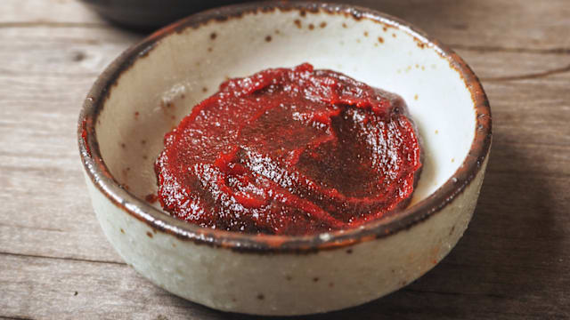 Are you an expert on asian food? What about sauces? Identify the name of these asian sauces! 