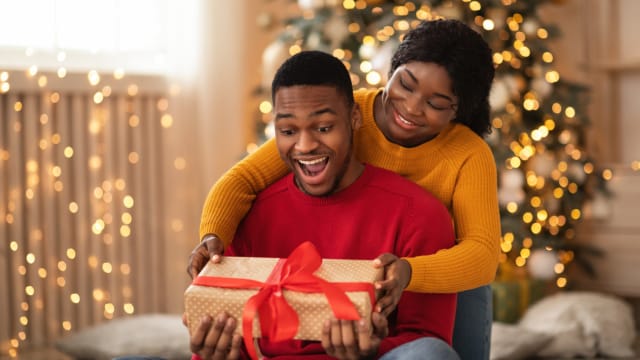 Present shopping does not have to be stressful. Read our guide of top ten men’s gifts that will take away the worry of finding the perfect item and leave only happy smiles on your partner’s face. 
