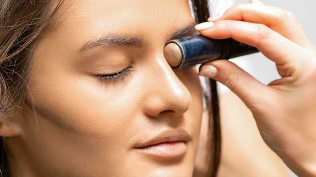 We show you how to wield your makeup tools like a pro and create supermodel-worthy cheekbones. 