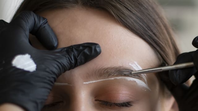 Everyone knows that defining your eyebrows is key to a complete beauty routine. With great brows, you can even get by with minimal makeup. This fall, the trend is lamination where brows are brushed upwards and last for months! Here are some top tips from beauty experts to keep your brows groomed and ready. 