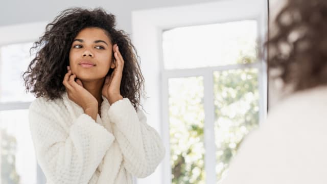 Do you have stubborn acne that doesn't seem to go away? Try these top 8 acne tips directly from dermatologists!  