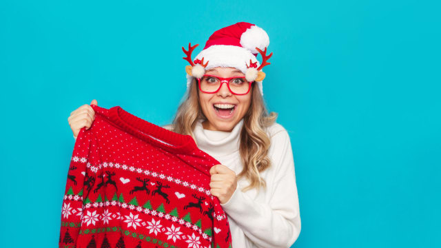 Do you love ugly Christmas sweaters? I mean, who doesn't? The Christmas sweaters you choose this year will actually reveal your relationship status! 