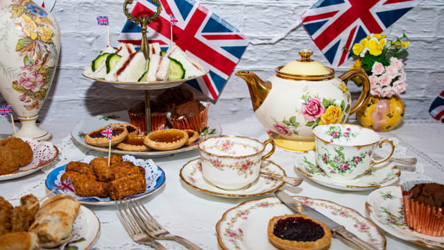 British people are known to have high etiquette standards ?  You could say they’re proper. Could you be proper ly proper   in England? Let's find out! 