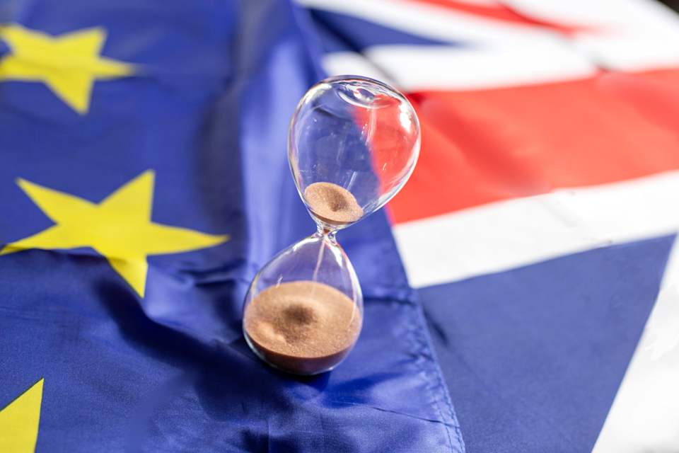 Desde que el Reino Unido celebrase el referéndum sobre el Brexit en 2016, la fecha para su salida del club comunitario se ha ido posponiendo en varias ocasiones. Si inicialmente se tendría que haber formalizado el 29 de marzo de 2019, se acabó produciendo el 31 de enero de 2020. Desde entonces ya no es un Estado miembro de la UE, pero Bruselas y Londres se dieron un plazo de transición que terminaba este 31 de diciembre. Finalmente el pacto entre ambas será menos ambicioso de lo que la Unión Europea aspiraba, pero permitirá una relación comercial sin cuotas ni tarifas a condición de que Londres asuma reglas igualitarias en materia de competencia y otras salvaguardas. Sin embargo, no será de aplicación automática sobre Gibraltar , cuya relación respecto al bloque se negocia en paralelo.