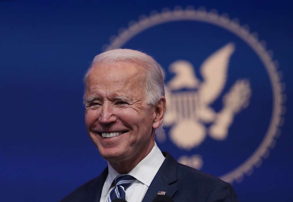 El pasado 14 de diciembre, el Colegio Electoral de Estados Unidos confirmaba al demócrata Joe Biden como presidente electo, asestando a Donald Trump un golpe casi definitivo en su intento de mantenerse en el poder. Tras una ardua e infructuosa batalla judicial y política de más de cinco semanas, el Colegio Electoral otorgaba 306 votos a Biden y 232 a Trump, exactamente los mismos que arrojaron los resultados de los comicios.Aunque la confirmación de la victoria de Biden propinaba el golpe de gracia a los intentos de Trump de revertir el resultado de las elecciones, el mandatario saliente podría tratar de interferir en la última fase del proceso, cuando el Congreso se reúna el 6 de enero para dar su visto bueno. La guinda será el 20 de enero, cuando Biden tome posesión de su cargo y jure lealtad a la Constitución. Tradicionalmente el presidente saliente acostumbra a pronunciar un discurso de despedida, pero en esta ocasión habrá que esperar para ver si Donald Trump sigue los pasos de sus predecesores