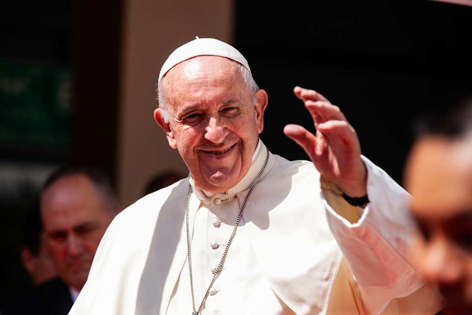 El Papa Francisco viajará en marzo de 2021 a Irak. La visita se realizará entre los días 5 al 8 y vistará además de la capital, Bagdad, Erbil, Mosul, Qaraqosh y Nínive. Se trata de un viaje apostólico de cuatro días a un destino muy deseado por el Pontífice y supone un gesto de cercanía a un país que ha sufrido el horror de la guerra. Es además el primer viaje internacional desde finales de 2019.