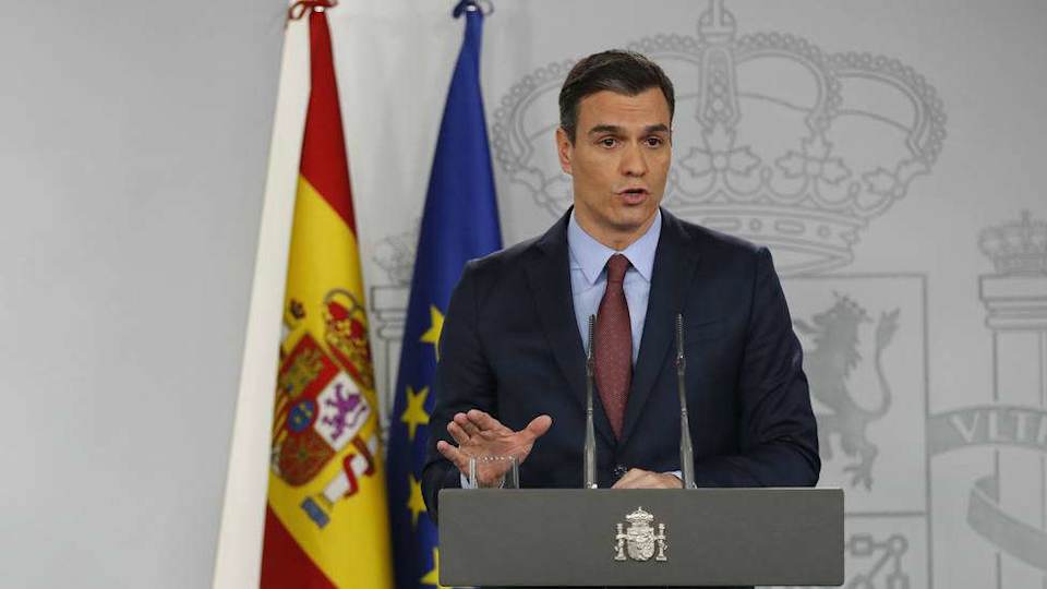 El 14 de marzo, ya entrada la noche, el presidente del Gobierno declaraba el estado de alarma en toda España, quedando marcado ese día como una de esas fechas que se estudiarán en los libros de historia y que recordaremos tristemente en su cabo de año de 2021. Ese día vivimos, sin ser del todo conscientes, una efeméride que marcaba el comienzo de algo totalmente desconocido. España entraba entonces con una venda en los ojos en un estado de alarma, previsto en un principio para quince días y que al final se prorrogó hasta el 21 de junio, fecha en la que entramos en la llamada 'nueva normalidad'. En total sumamos 98 jornadas excepcionales a nuestras vidas, de ruptura con nuestras rutinas y con nuestros familiares y que aún hoy en día no hemos logrado recuperar. El 23 de marzo será otro triste aniversario. Recordaremos uno de los momentos más duros de la pandemia, cuando el Palacio de Hielo de Madrid tuvo que reconvertirse en una inmensa morgue para acoger los cuerpos de decenas de fallecidos por la covid.