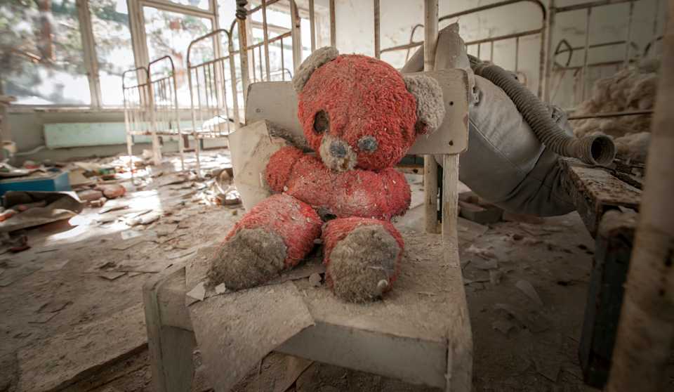 35 años habrán pasado el 26 de abril de la trágica explosión de Chernóbil , considerada como el peor accidente nuclear de la historia . Según algunos informes dejó alrededor de 200.000 víctimas mortales. La catástrofe, que sucedía el 26 de abril de 1986 en la central nuclear de Vladimir llich Lenin, a tan solo 50 kilómetros de Kiev, la capital de Ucrania, causó además uno de los grandes desastres medioambientales de la historia. Los científicos estiman que la zona no será habitable hasta dentro de 20.000 años
