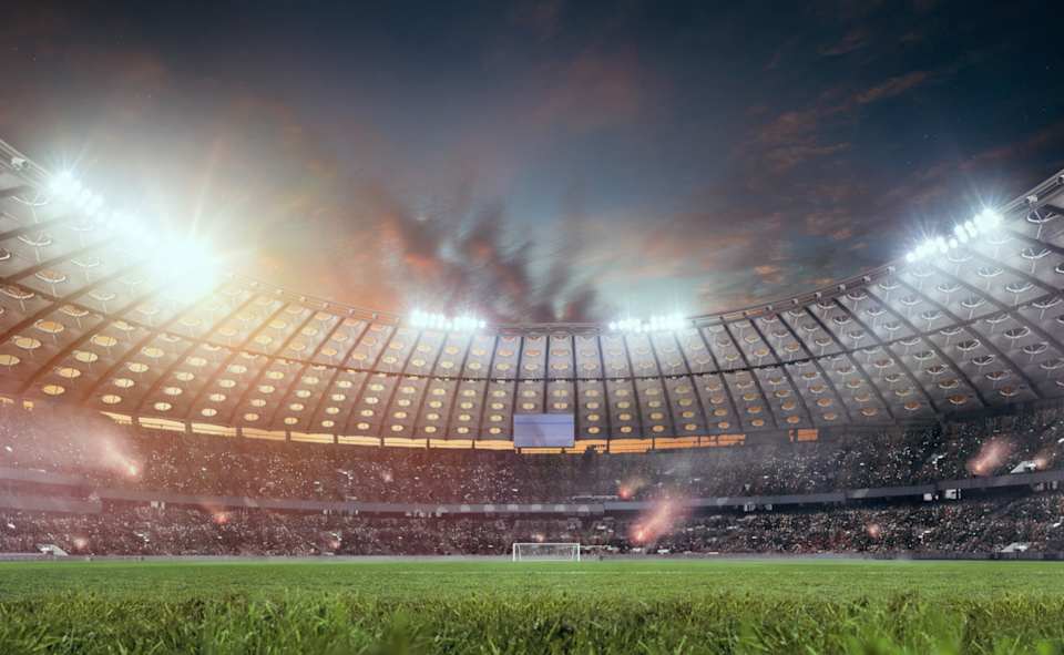Las nuevas fechas para la celebración del torneo serán del 11 de junio al 11 de julio. Por primera vez en los 60 años de historia de la competición, la UEFA EURO 2020 , que mantendrá su denominación oficial 'Euro 2020' pese al aplazamiento hasta 2021, se jugará en doce ciudades anfitrionas. La dinámica será igual que en la Eurocopa de 2016; los dos mejores de cada uno de los seis grupos en la fase final pasarán a los octavos de final junto a los cuatro mejores terceros. El estadio anfitrión del partido inaugural será el Olímpico de Roma. Skillzy , un personaje inspirado por el freestyle y el fútbol callejero, será la mascota del encuentro.