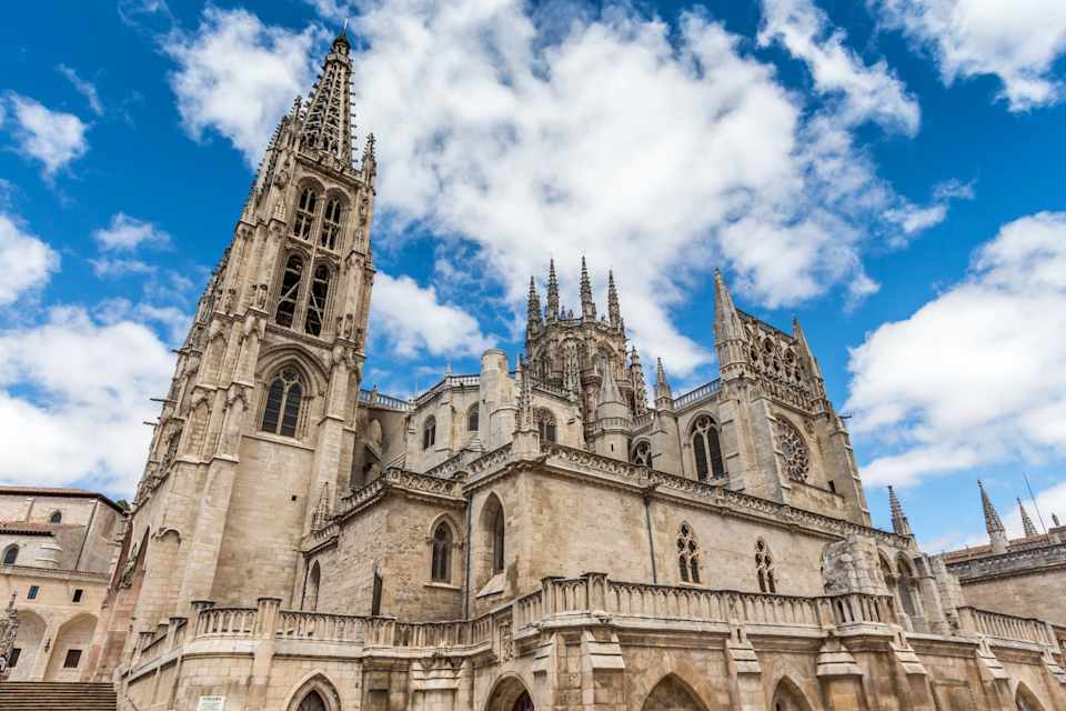 El 20 de julio de 1221 fue un día grande para Burgos. Entonces la ciudad asistía a la bendición de la primera piedra de su catedral, que siguiendo patrones góticos franceses terminaría siendo una de las joyas arquitectónicas de España.