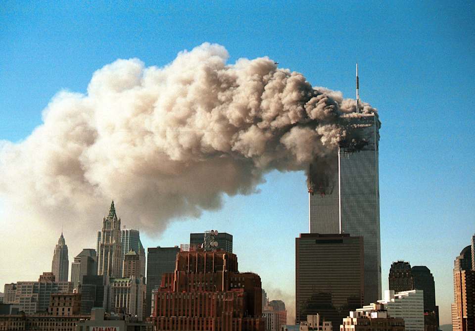 Así es, 20 años habrán pasado ya en 2021 de aquellas impactantes imágenes que marcaron la historia de los Estados Unidos. Cuatro atentados terroristas cometidos en la mañana del 11 de septiembre de 2001 por el grupo yihadista Al Qaeda se saldaban con 2.996 muertos, más de 6.000 heridos y una profunda herida en la sociedad americana que aún hoy en día no ha logrado cicatrizar.