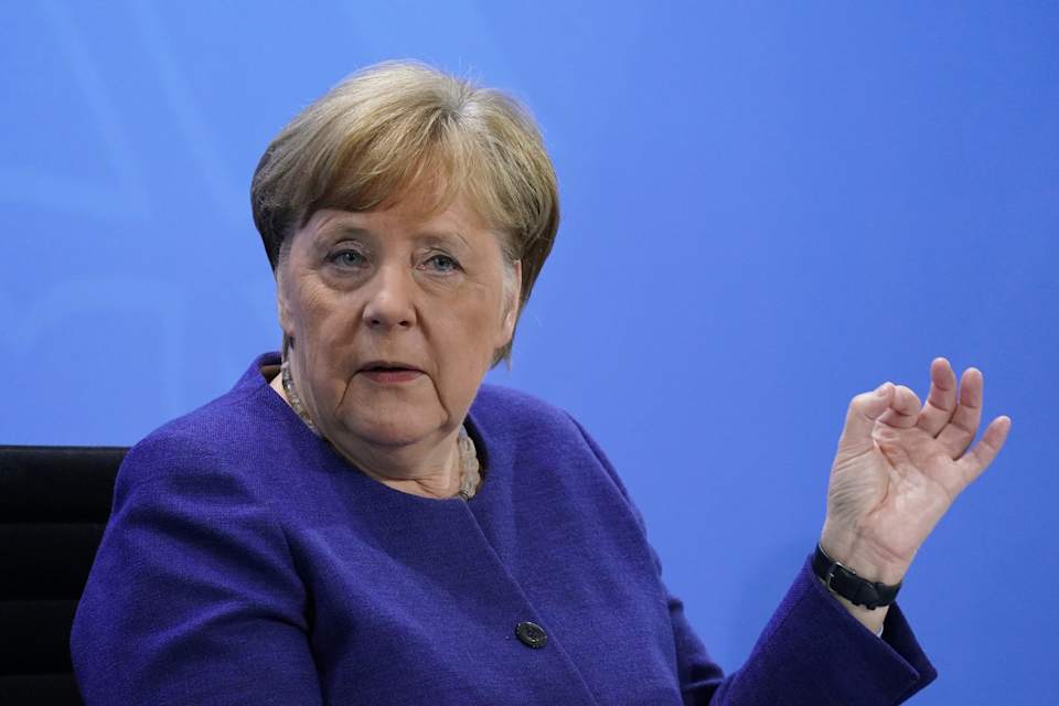 El presidente de Alemania, Frank-Walter Steinmeier fijaba para el 26 de septiembre de 2021 la fecha para la celebración de las elecciones generales en el país teutón. El Parlamento alemán se elige cada cuatro años y a su vez, los diputados eligen al nuevo jefe de Gobierno, pero Merkel ya ha confirmado que no se presentará a la reelección tras pasar 16 años al frente del Ejecutivo. La canciller conservadora se encuentra actualmente al frente de una coalición conformada por la Unión Demócrata Cristiana (CDU) su socio bávaro, la Unión Social Cristiana (CSU), y el Partido Socialdemócrata (SPD).Un sondeo de finales de noviembre indicaba que la alianza conservadora CDU/CSU cuenta con un 37 por ciento de los apoyos en cuanto a la intención de voto, mientras que para los socialdemócratas la cifra se rebaja a un 15 por ciento.
