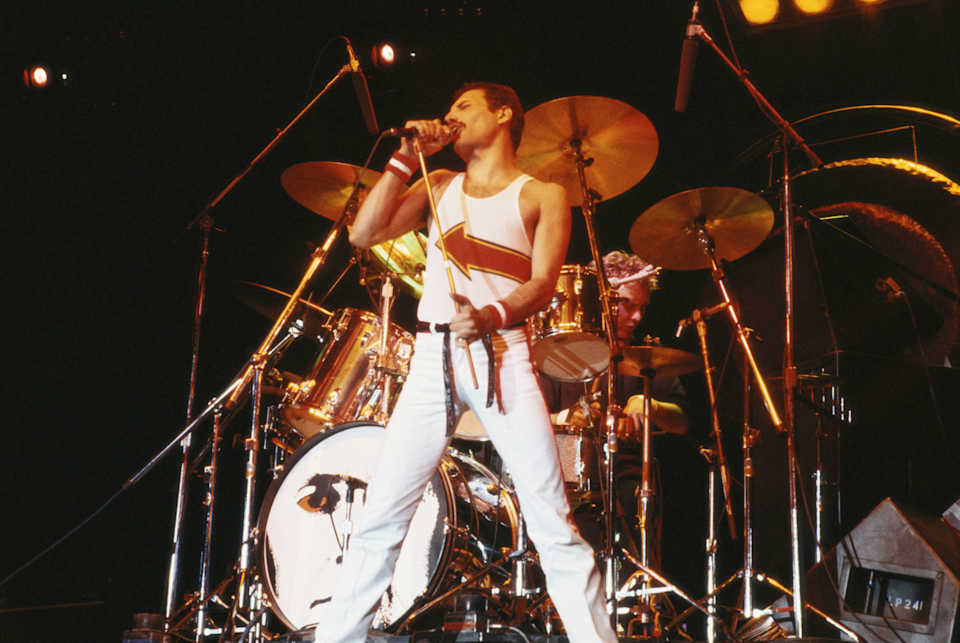 En la tarde del 24 de noviembre de 1991 medio mundo se quedaba helado al conocer la muerte de uno de los más carismáticos cantantes de rock de todos los tiempos. Con tan solo 45 años el inolvidable vocalista del grupo Queen fallecía a consecuencia de una bronconeumonía complicada por el sida. Casualidades de la vida, nos dejaba tan solo unas horas después de comunicar oficialmente que padecía esta enfermedad. En 2008, la revista estadounidense Rolling Stone le situaba en el puesto 18 en la lista de los 100 mejores cantantes de todos los tiempos. Temazos como ' Bohemian Rhapsody' o 'We Are The Champions', han trascendido la esfera musical de los 70 y 80 y se han convertido en himno de varias las generaciones.