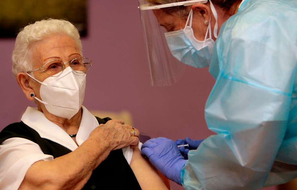 El 2021 lo terminaremos recordando una jornada histórica, el inicio de la campaña de vacunación contra el coronavirus en España. Seguramente entonces, la residencia 'Los Olmos' de Guadalajara , el escenario elegido para comenzar a administrar la vacuna, vuelva a ser el foco de todos los medios. Quizás buscando a Araceli Rosario Hidalgo , la anciana de 96 años que se se convertía en la primera persona de nuestro país en recibir la vacuna o a Mónica Tapias , la sanitaria que tan solo tres minutos después recibía el fármaco, o a Carmen Carboné , la primera enfermera en inyectar las dosis y que mientras lo hacía recordaba con emoción la dureza de los momentos vividos por los sanitarios en los meses más dramáticos de la pandemia. Hoy por hoy, la vacuna es una buena noticia, pero ni mucho menos supone el fin inmediato de la lucha contra el coronavirus. Pero quizás sí lo sea dentro de un año, cuando a estas alturas a lo mejor podamos viajar sin consultar las restricciones, abrazar a nuestros abuelos o reunirnos con nuestra familia para celebrar la Navidad.