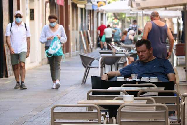 El Govern ha aprovat tancar bars i restaurants durant almenys quinze dies per frenar la corba de contagis. S'entenen els bars com un espai de socialització, i uns dels reptes dels pròxims dies es reduir aquesta interacció social per mirar de reduir els nous casos. Sí que es permetrà el servei a domicili o per emportar.