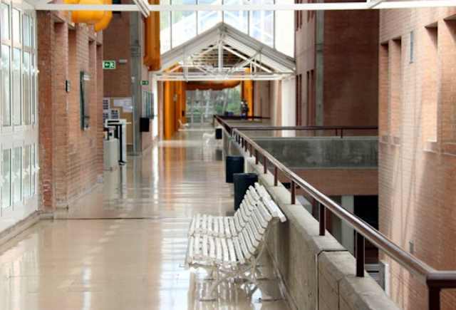 Les universitats catalanes faran les classes teòriques a distància a partir d'aquest dijous. Només es faran presencialment algunes pràctiques. L'objectiu, una vegada més, es reduir la mobilitats dels milers d'estudiants que van a classe.