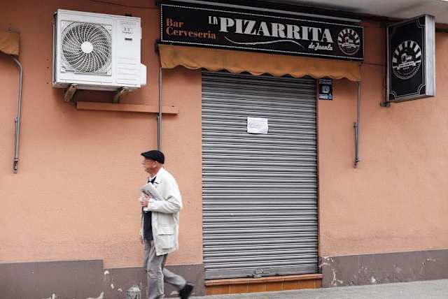 En contraposició a les restriccions, el Govern també ha aprovat línies d'ajut directe als establiments de restauració amb menor facturació amb una dotació inicial de 40 milions d'euros; una línia extraordinària de l'Institut Català de Finances per cobrir necessitats liquiditat a curt termini a partir de 12.000 d'euros; i una modificació del Codi Civil per permetre la reducció automàtica de lloguers en cas de tancament d'activitat per pandèmia.