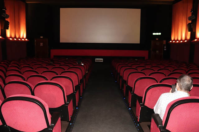 El Govern també ordena reduir l'aforament de centres culturals, com ara teatres i cinemes. L'aforament s'haurà de limitar al 50% i només es podrà estar assegut i amb seient preassignat.