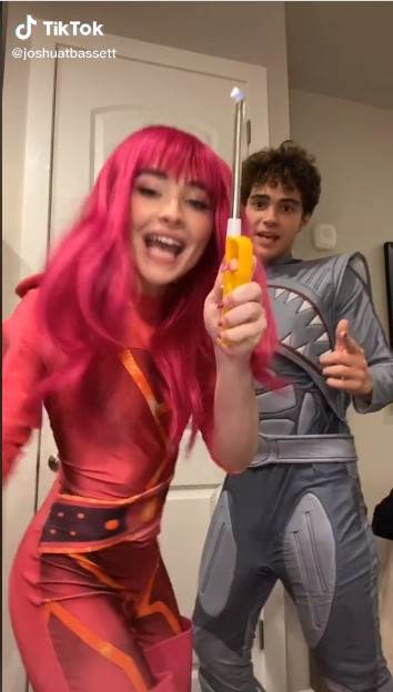 Sabrina Carpenter And Joshua Bassett Costume / Fans Freak ...