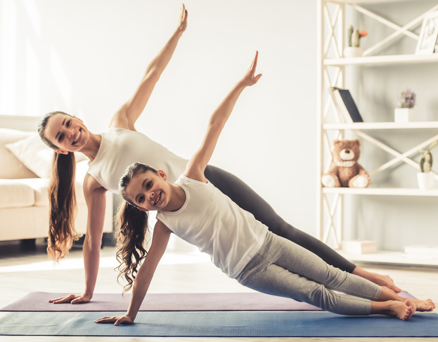yoga yapan anne kız
